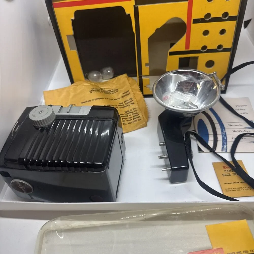 Vintage Kodak Brownie Bulls-Eye Flash Outfit Camera TESTED with Box